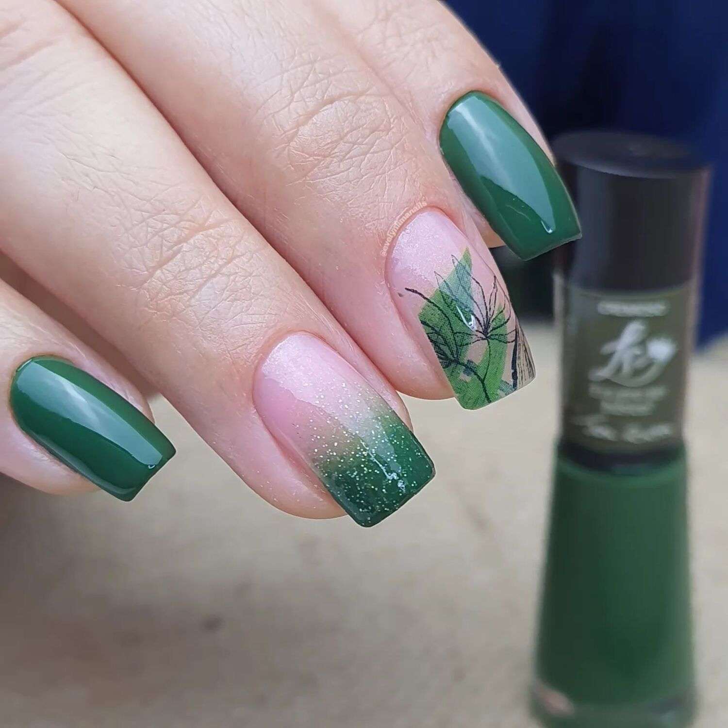 unha verde escuro