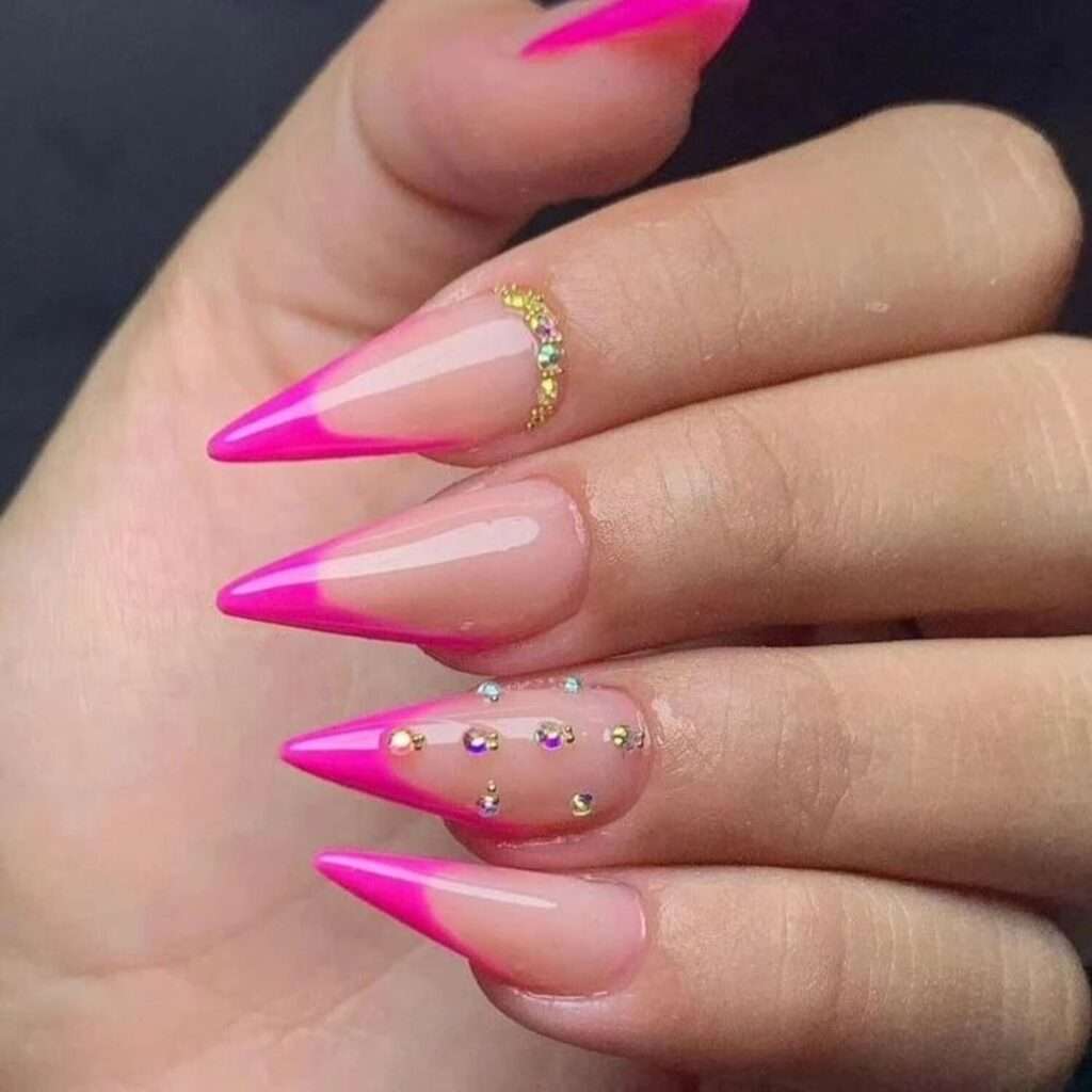 unhas rosa com toque de ouro