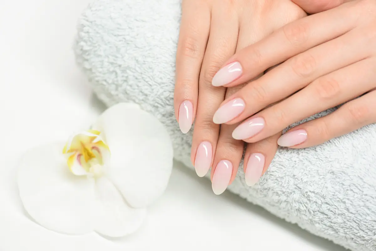 Celebridades que adotam Unhas Claras como parte de seu estilo