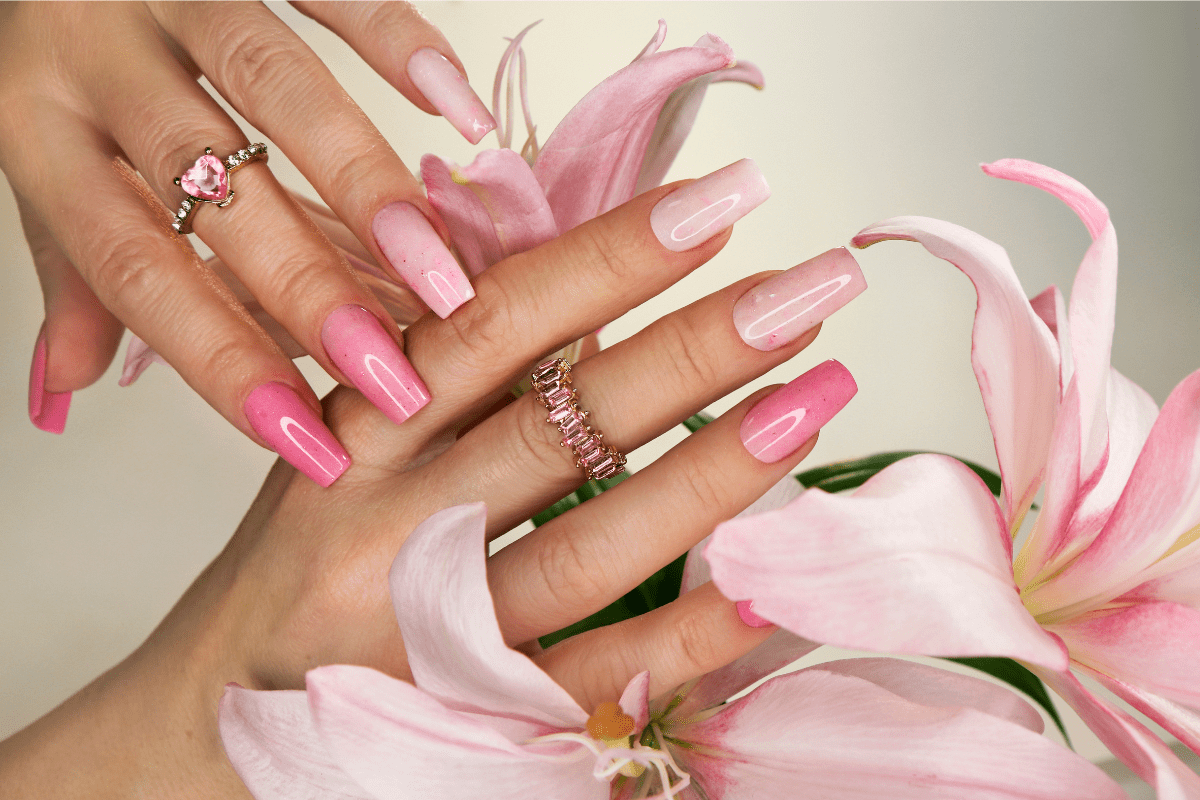 unhas rosas com ouro