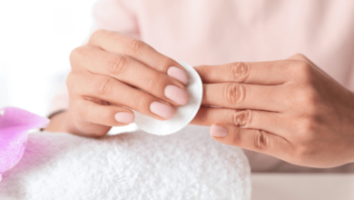 dicas de produtos para remover esmalte perolado sem danificar as unhas