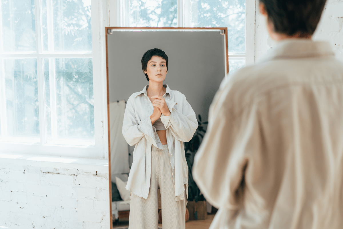 Camisa Branca: Descubra os Melhores Looks com essa Peça Clássica!