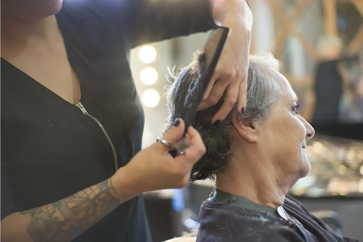 Como um Corte de Cabelo Grisalho pode ser poderoso
