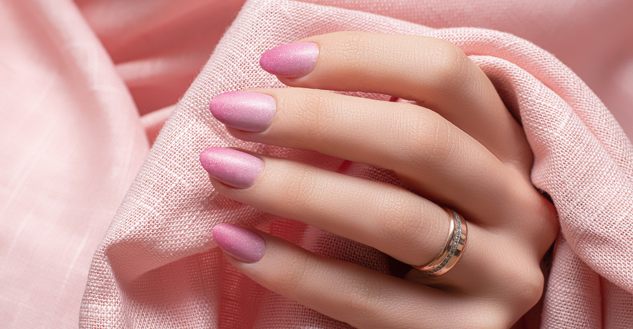 12 Designs de Unhas em Ouro Rosa para um Look Deslumbrante