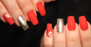 10 Melhores Inspirações de Unhas Vermelhas com Dourado para o Natal e Ano Novo