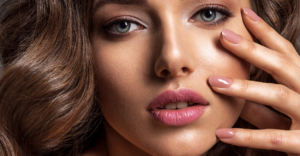 Elegância Sutil: Descubra as Mais Belas Unhas Decoradas com Esmalte Nude para 2024