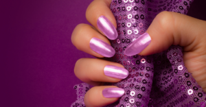 Roxo em Alta: Descubra as 7 Mais Incríveis Decorações de Unhas com Esmalte Roxo para 2024