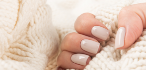 Unhas Decoradas com Esmalte Branco