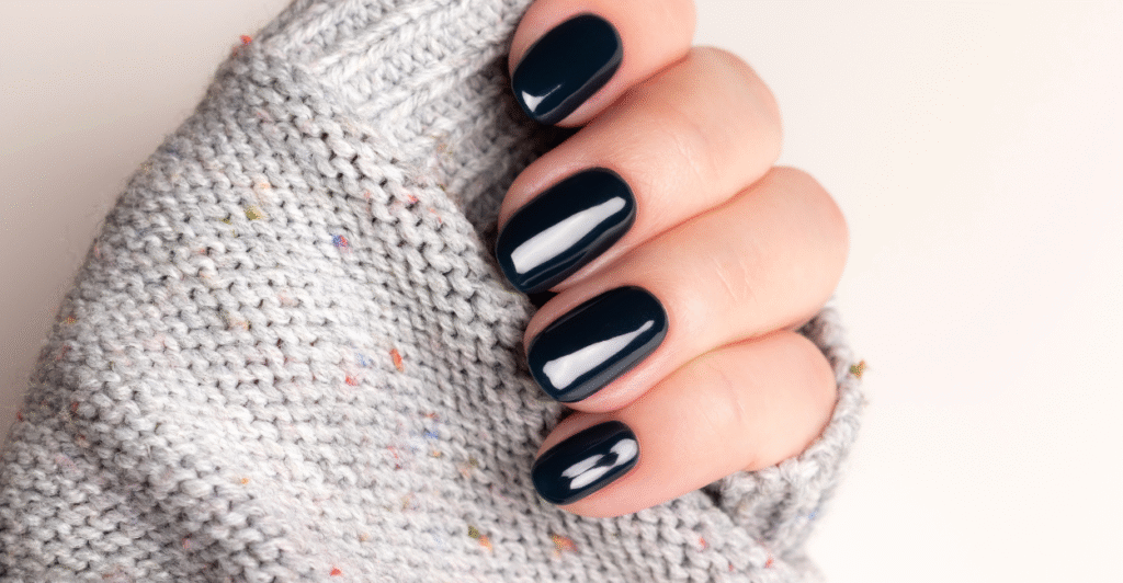 unhas pretas decoradas que fogem do óbvio