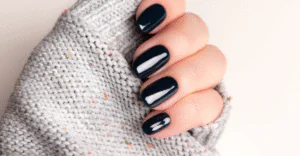 unhas pretas decoradas que fogem do óbvio