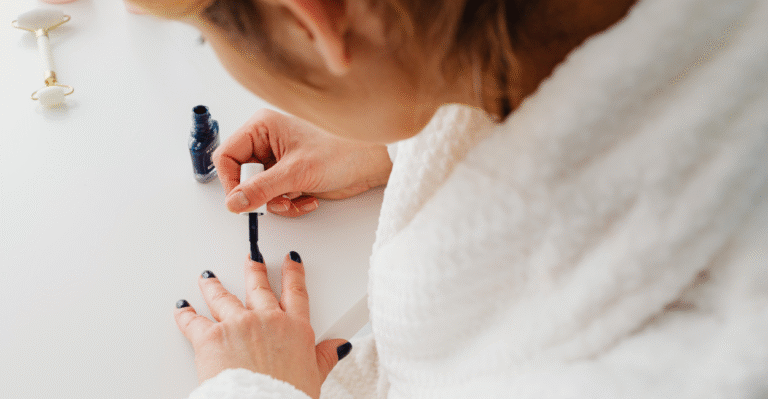 Mãos e unhas bem cuidadas em casa